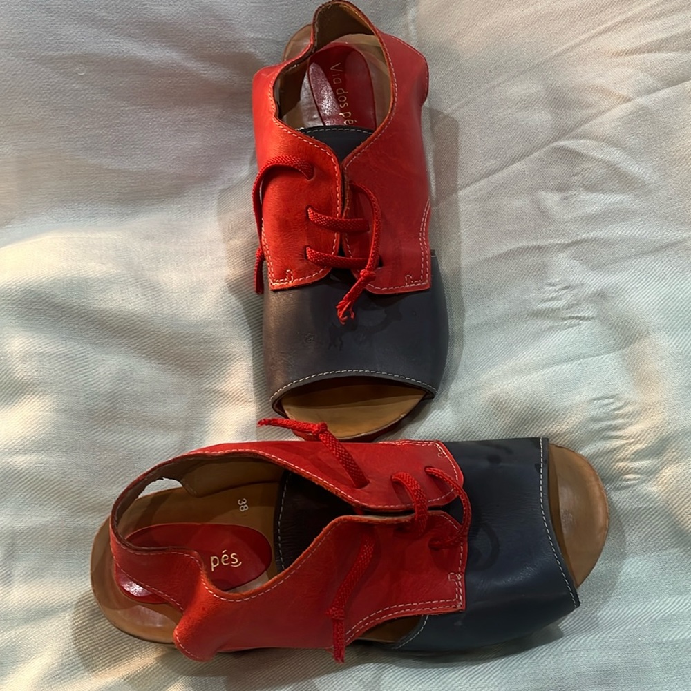 Women’s red platform shoes comfortable and stylish. The brand is Via dos pes .